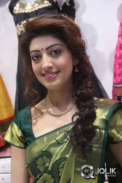 Pranitha-Launches-RS-Brothers-Showroom